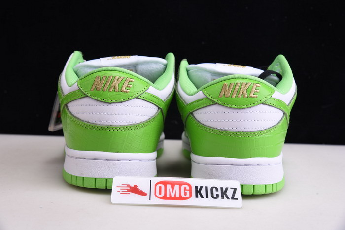 S*p*e x nike sb dunk low white/metallic gold-green dh3228-101